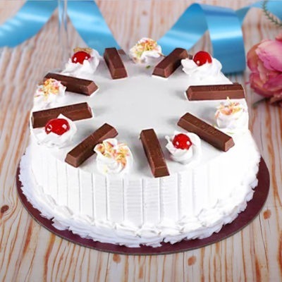 Kitkat Topping Vanilla Cake